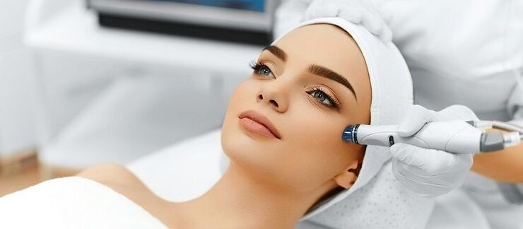 performs the procedure of hardware rejuvenation of the skin