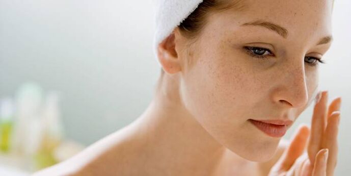 Regular use of essential oils to moisturize the skin of the face